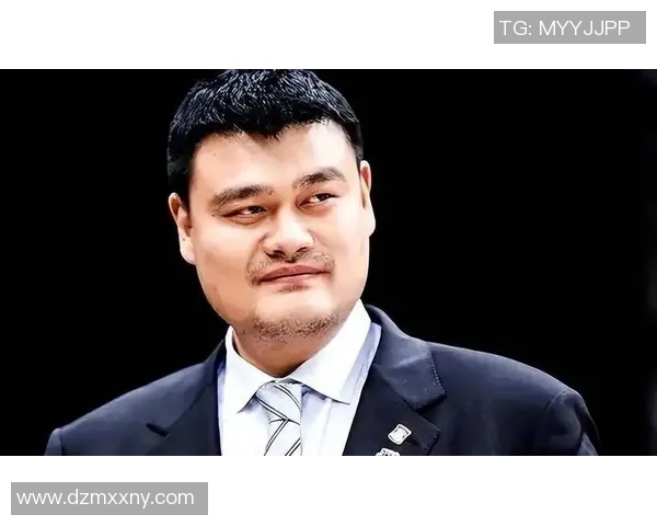 姚明躺地瞬间引发热议球迷纷纷表达对他的关心与支持